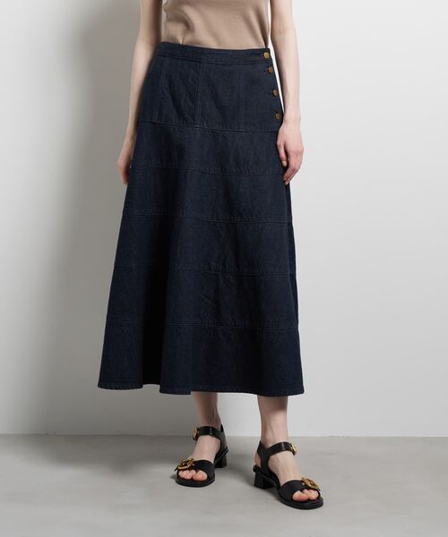 LANVIN en Bleu（ランバンオンブルー）の「Lee×LANVIN en Bleuデニムフレアスカート（スカート・レディース・ブルー系その他/ネイビー・36/38/40）」の2枚目の写真