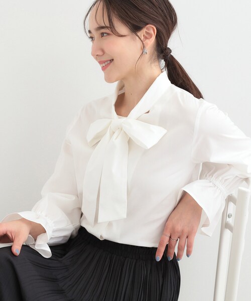 SHOO・LA・RUE(シューラルー)の「【洗濯後シワになりにくい/UV/S-LL】大人っぽく着られる キャンディースリーブ リボンブラウス(シャツ/ブラウス・レディース・ブルー系7/ライトブルー/オフホワイト・04/03/02/01)」の1枚目の写真