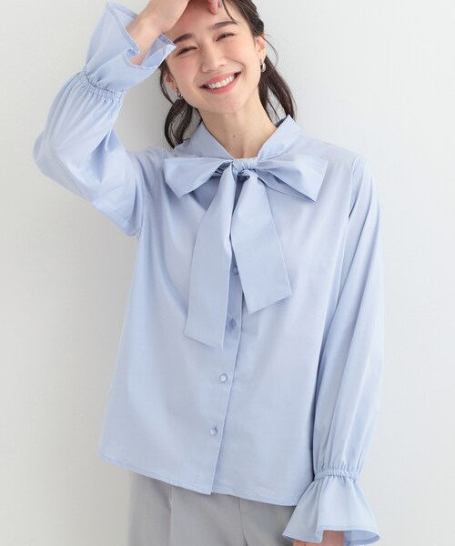 SHOO・LA・RUE(シューラルー)の「【洗濯後シワになりにくい/UV/S-LL】大人っぽく着られる キャンディースリーブ リボンブラウス(シャツ/ブラウス・レディース・ブルー系7/ライトブルー/オフホワイト・04/03/02/01)」の2枚目の写真