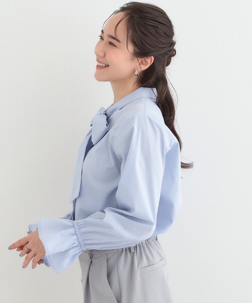 SHOO・LA・RUE(シューラルー)の「【洗濯後シワになりにくい/UV/S-LL】大人っぽく着られる キャンディースリーブ リボンブラウス(シャツ/ブラウス・レディース・ブルー系7/ライトブルー/オフホワイト・04/03/02/01)」の5枚目の写真