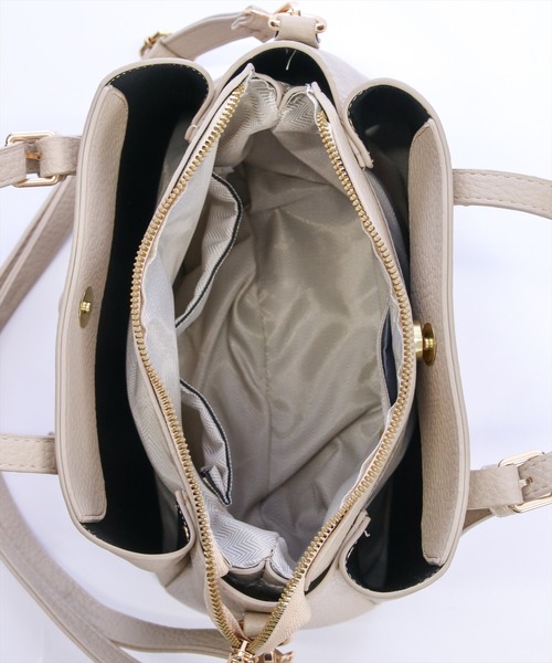 clear（クリア）の「レザー多機能2WAYトートバッグ［大人 カジュアル 着回し力抜群］≪新作≫（トートバッグ・レディース・ベージュ/ブラック・F）」の6枚目の写真