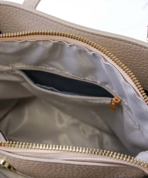 clear（クリア）の「レザー多機能2WAYトートバッグ［大人 カジュアル 着回し力抜群］≪新作≫（トートバッグ・レディース・ベージュ/ブラック・F）」の7枚目の写真