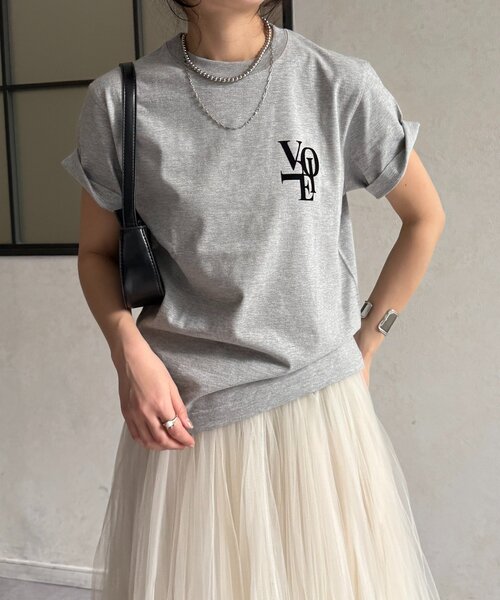 DouDou（ドゥドゥ）の「voileワンポイントフロッキーロゴTEE（Tシャツ/カットソー・レディース・ブラウン/ホワイト/チャコールグレー/グレー・FREE）」の3枚目の写真