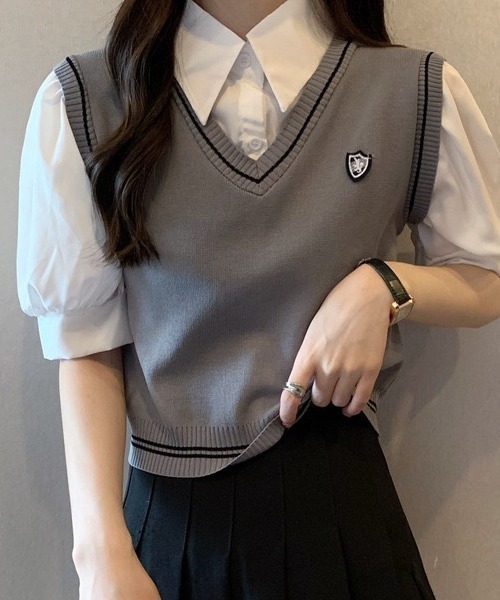 NANEA(ナネア)の「エンブレム刺しゅう Vネックラインベスト(ベスト・レディース・ベージュ/ホワイト/ブラック/グレー・フリー)」の4枚目の写真