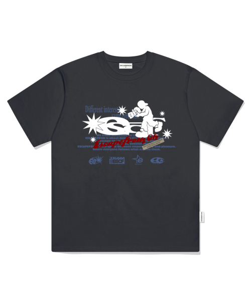 ESCAPEFROM(エスケープフロム)の「フォトグラファー ESCF ロゴ コラージュ プリント オーバーサイズ 半袖Tシャツ ホワイト(Tシャツ/カットソー・レディース・その他・SMALL/MEDIUM/LARGE)」の3枚目の写真