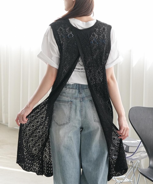 mili an deni(ミリアンデニ)の「バックスリットノースリ透かし編みニットベスト(ベスト・レディース・オフホワイト/ブラック・M)」の2枚目の写真