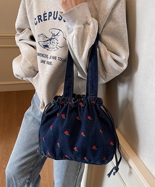 I.O.E（アイオイ）の「[韓国トレンド] チェリー刺繍デニム巾着バッグ（ショルダーバッグ・レディース・ライトブルー/ブラック/ダークブルー・FREE）」の8枚目の写真