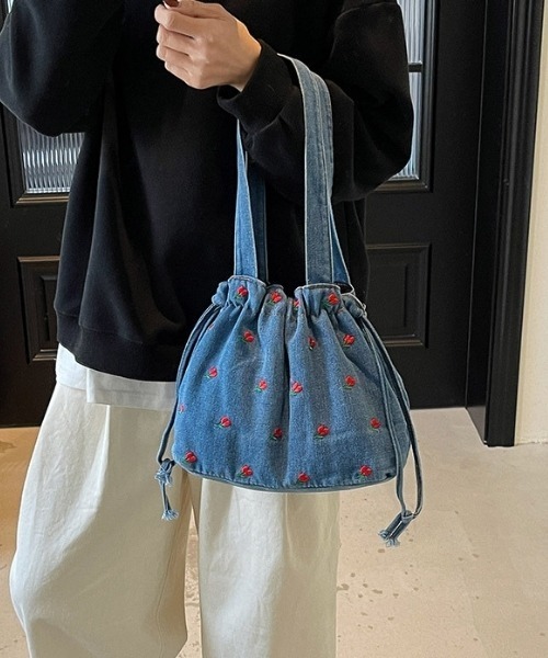 I.O.E（アイオイ）の「[韓国トレンド] チェリー刺繍デニム巾着バッグ（ショルダーバッグ・レディース・ライトブルー/ブラック/ダークブルー・FREE）」の11枚目の写真