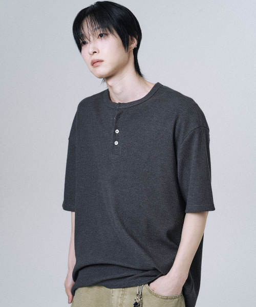 MOOVN(ムブン)の「ヘンリーネックワッフル半袖Tシャツチャコール(Tシャツ/カットソー・メンズ・その他・LARGE/SMALL/MEDIUM)」の1枚目の写真