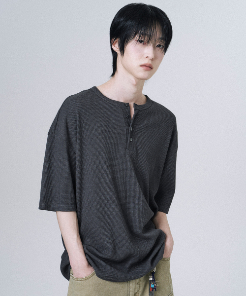 MOOVN(ムブン)の「ヘンリーネックワッフル半袖Tシャツチャコール(Tシャツ/カットソー・メンズ・その他・LARGE/SMALL/MEDIUM)」の3枚目の写真