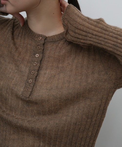 select MOCA Et(セレクトモカエト)の「【Et】Sheer Ribbed Henley Neck Knit(ニット/セーター・レディース・チャコール/ブラウン/ライトグレー・FREE)」の1枚目の写真