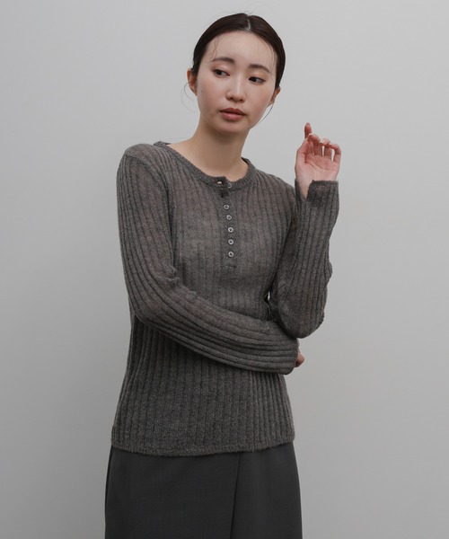 select MOCA Et(セレクトモカエト)の「【Et】Sheer Ribbed Henley Neck Knit(ニット/セーター・レディース・チャコール/ブラウン/ライトグレー・FREE)」の3枚目の写真