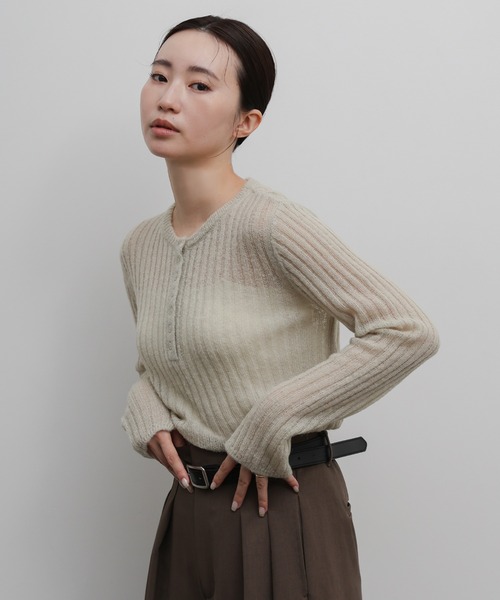 select MOCA Et(セレクトモカエト)の「【Et】Sheer Ribbed Henley Neck Knit(ニット/セーター・レディース・チャコール/ブラウン/ライトグレー・FREE)」の2枚目の写真
