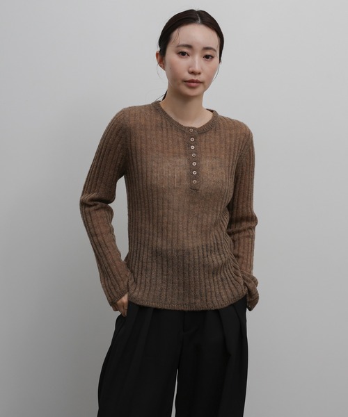 select MOCA Et(セレクトモカエト)の「【Et】Sheer Ribbed Henley Neck Knit(ニット/セーター・レディース・チャコール/ブラウン/ライトグレー・FREE)」の7枚目の写真