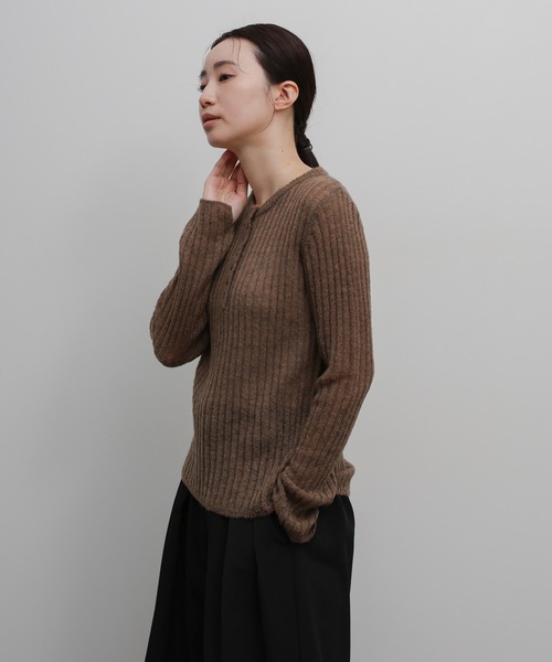 select MOCA Et(セレクトモカエト)の「【Et】Sheer Ribbed Henley Neck Knit(ニット/セーター・レディース・チャコール/ブラウン/ライトグレー・FREE)」の8枚目の写真