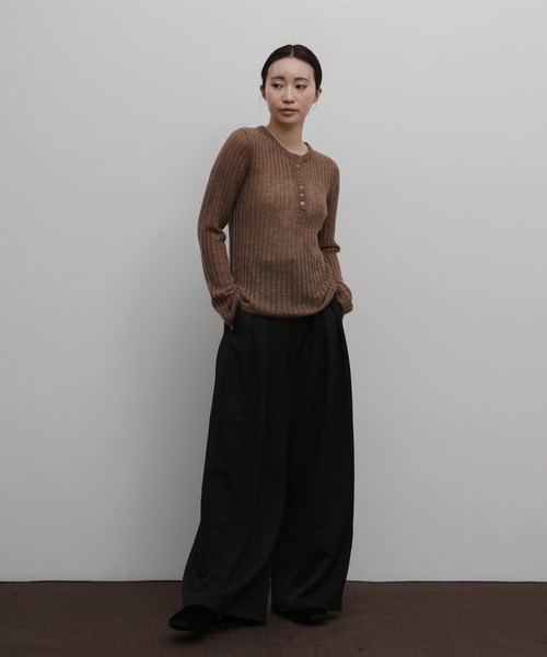 select MOCA Et(セレクトモカエト)の「【Et】Sheer Ribbed Henley Neck Knit(ニット/セーター・レディース・チャコール/ブラウン/ライトグレー・FREE)」の9枚目の写真