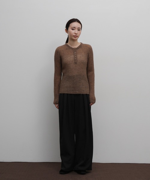 select MOCA Et(セレクトモカエト)の「【Et】Sheer Ribbed Henley Neck Knit(ニット/セーター・レディース・チャコール/ブラウン/ライトグレー・FREE)」の4枚目の写真