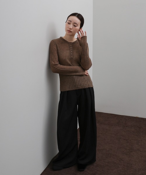 select MOCA Et(セレクトモカエト)の「【Et】Sheer Ribbed Henley Neck Knit(ニット/セーター・レディース・チャコール/ブラウン/ライトグレー・FREE)」の13枚目の写真