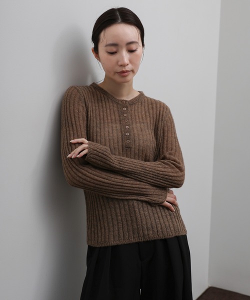 select MOCA Et(セレクトモカエト)の「【Et】Sheer Ribbed Henley Neck Knit(ニット/セーター・レディース・チャコール/ブラウン/ライトグレー・FREE)」の10枚目の写真