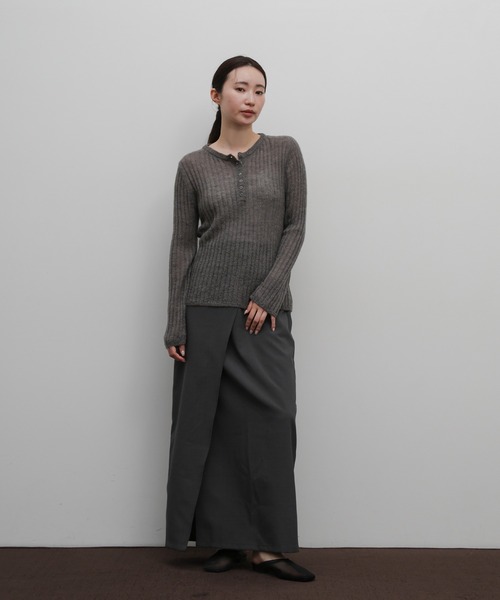 select MOCA Et(セレクトモカエト)の「【Et】Sheer Ribbed Henley Neck Knit(ニット/セーター・レディース・チャコール/ブラウン/ライトグレー・FREE)」の5枚目の写真