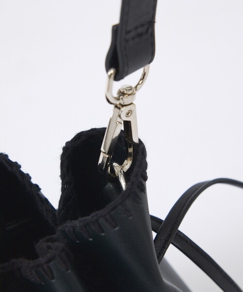 YArKA(ヤーカ)の「【YArKA/ヤーカ】real leather knit embroidery square soulder bag/リアルレザースクエアショルダーバッグ/ユニセックス(ショルダーバッグ・メンズ・ブラック・フリー)」の2枚目の写真