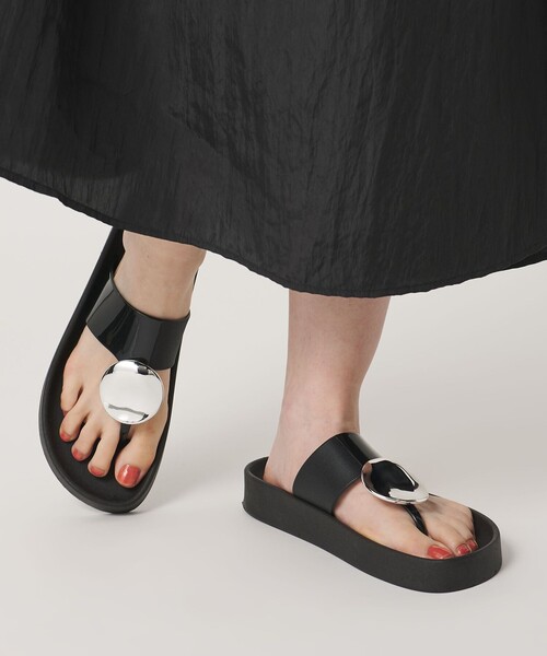 BEAUTY&YOUTH UNITED ARROWS(ビューティーアンドユースユナイテッドアローズ)の「<VOICES CULTURE>メタルモチーフ トング サンダル(サンダル・レディース・ライトピンク/ブラック・37/38)」の2枚目の写真