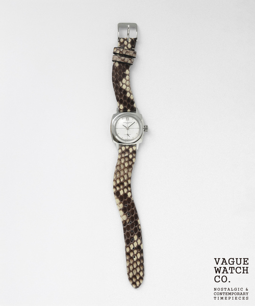 HIROB(ヒロブ)の「VAGUE WATCH CO. Coussin Sophie 28mm heavy wavy SS(アナログ腕時計・レディース・シルバー・FREE)」の1枚目の写真