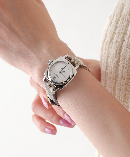 HIROB(ヒロブ)の「VAGUE WATCH CO. Coussin Sophie 28mm heavy wavy SS(アナログ腕時計・レディース・シルバー・FREE)」の2枚目の写真