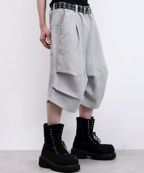 Chikashitsu +（チカシツプラス）の「【Chikashitsu +】volume tuck bermuda sweat pants (2color) / 【チカシツプラス】ボリュームタックバミューダスウェットパンツ（スウェットパンツ・メンズ・グレー/ブラック・ONE SIZE）」の2枚目の写真