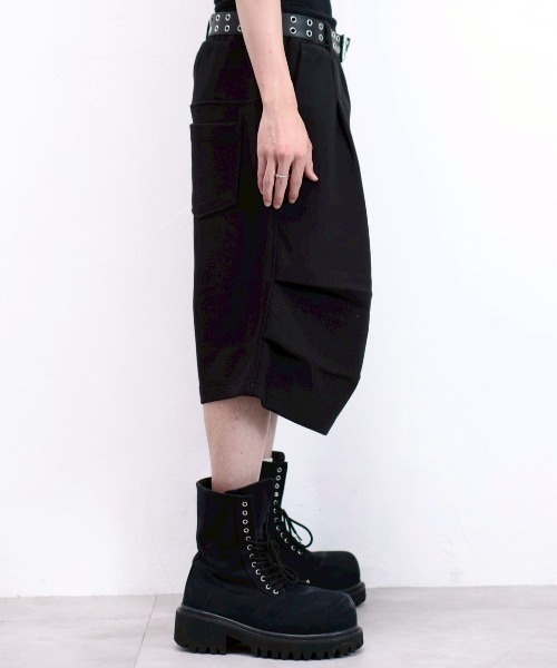 Chikashitsu +(チカシツプラス)の「【Chikashitsu +】volume tuck bermuda sweat pants (2color) / 【チカシツプラス】ボリュームタックバミューダスウェットパンツ(スウェットパンツ・メンズ・グレー/ブラック・ONE SIZE)」の17枚目の写真