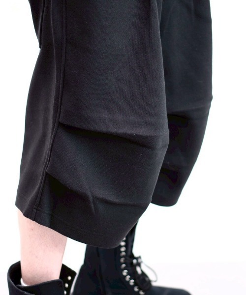 Chikashitsu +(チカシツプラス)の「【Chikashitsu +】volume tuck bermuda sweat pants (2color) / 【チカシツプラス】ボリュームタックバミューダスウェットパンツ(スウェットパンツ・メンズ・グレー/ブラック・ONE SIZE)」の20枚目の写真