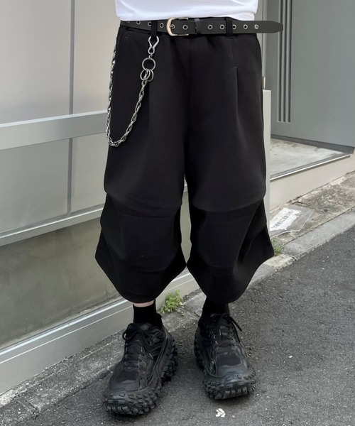 Chikashitsu +(チカシツプラス)の「【Chikashitsu +】volume tuck bermuda sweat pants (2color) / 【チカシツプラス】ボリュームタックバミューダスウェットパンツ(スウェットパンツ・メンズ・グレー/ブラック・ONE SIZE)」の4枚目の写真