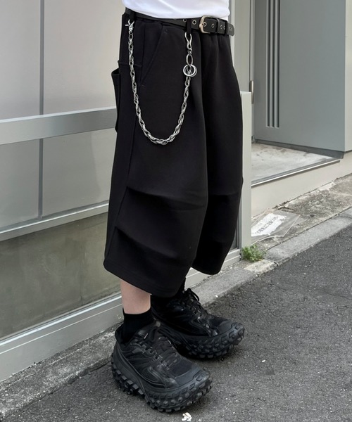 Chikashitsu +(チカシツプラス)の「【Chikashitsu +】volume tuck bermuda sweat pants (2color) / 【チカシツプラス】ボリュームタックバミューダスウェットパンツ(スウェットパンツ・メンズ・グレー/ブラック・ONE SIZE)」の5枚目の写真