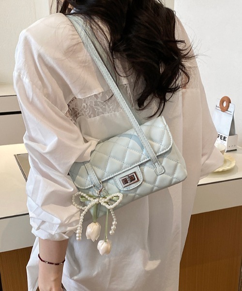 mebole(メボレ)の「quilting square shoulder bag(ショルダーバッグ・レディース・ホワイト/ブルー/ピンク/ブラック・FREE)」の3枚目の写真