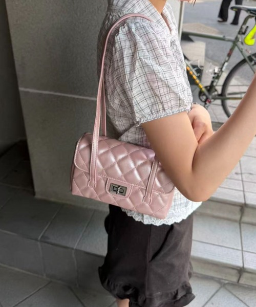 mebole(メボレ)の「quilting square shoulder bag(ショルダーバッグ・レディース・ホワイト/ブルー/ピンク/ブラック・FREE)」の8枚目の写真