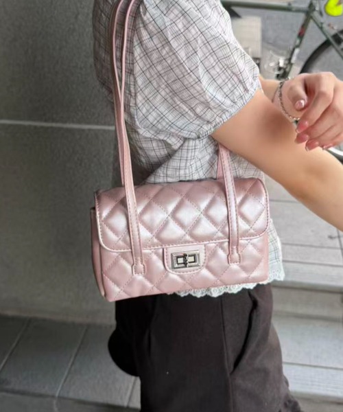 mebole(メボレ)の「quilting square shoulder bag(ショルダーバッグ・レディース・ホワイト/ブルー/ピンク/ブラック・FREE)」の7枚目の写真