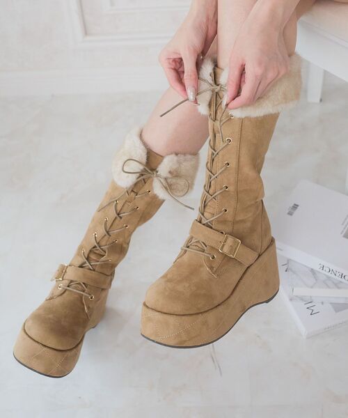 MAJESTIC LEGON(マジェスティックレゴン)の「2WAYファー厚底ロングブーツ(ブーツ・レディース・キャメル/アイボリー・X-LARGE/SMALL/MEDIUM/LARGE)」の2枚目の写真