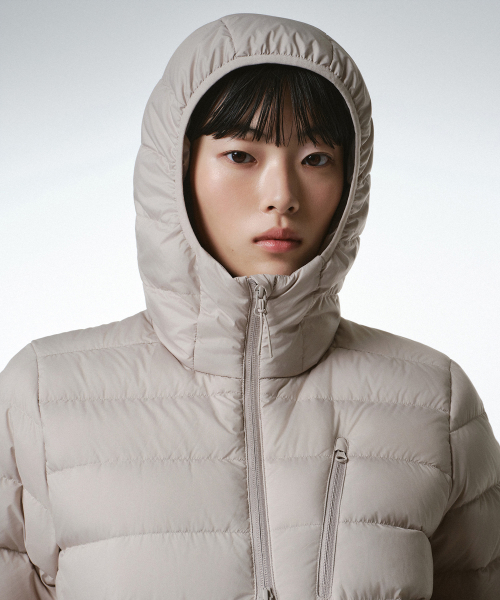 MUSINSA STANDARD WOMAN（ムシンサスタンダードウーマン）の「[シティレジャー] ウィメンズ フードパーカ ライトダウンジャケット [ライトウームグレー]（ダウンジャケット/コート・レディース・その他・SMALL/MEDIUM/LARGE/X-LARGE/X-SMALL）」の4枚目の写真