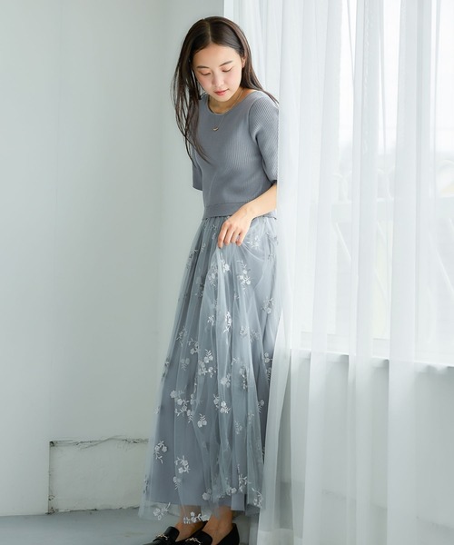 mysty woman(ミスティウーマン)の「チュール刺繍ニットワンピース5分袖 1081512(ワンピース・レディース・グレイッシュブルー/ブラック/アイボリー・FREE)」の4枚目の写真