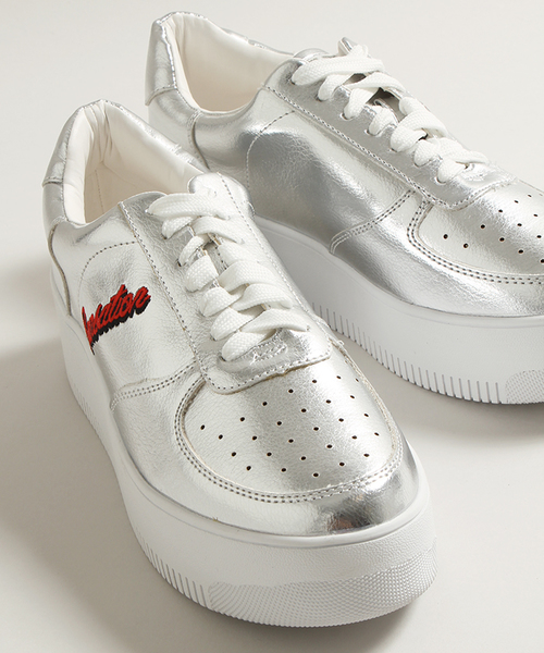 WEGO（ウィゴー）の「WEGO/厚底ロゴスニーカー（スニーカー・レディース・ホワイト/ブラック/シルバー・LARGE/MEDIUM）」の3枚目の写真