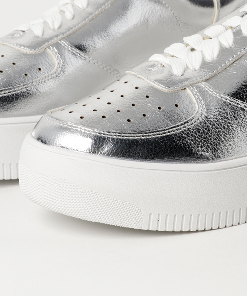 WEGO（ウィゴー）の「WEGO/厚底ロゴスニーカー（スニーカー・レディース・ホワイト/ブラック/シルバー・LARGE/MEDIUM）」の9枚目の写真