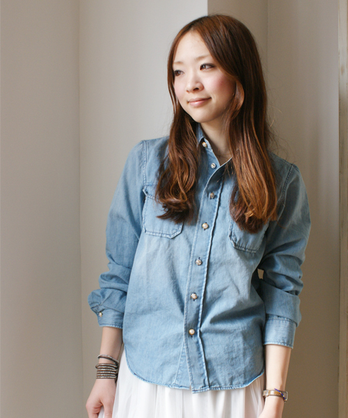 Khaju（カージュ）の「◆Khaju:デニムシャツ（シャツ/ブラウス・レディース・ライトブルー/ブルー/サックスブルー・ONE SIZE）」の2枚目の写真