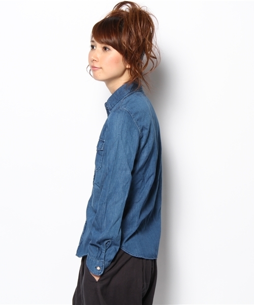 Khaju（カージュ）の「◆Khaju:デニムシャツ（シャツ/ブラウス・レディース・ライトブルー/ブルー/サックスブルー・ONE SIZE）」の5枚目の写真