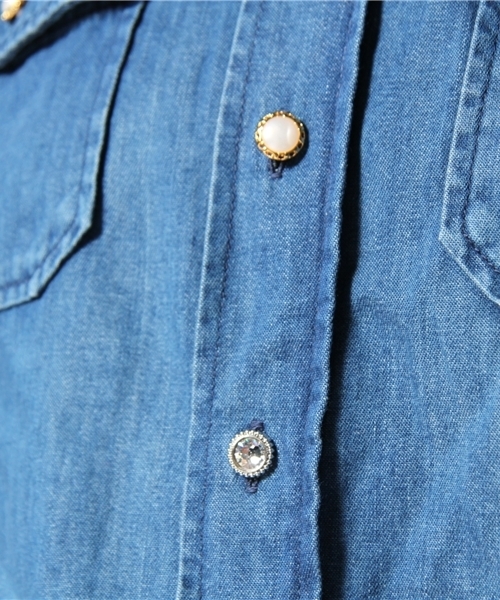 Khaju（カージュ）の「◆Khaju:デニムシャツ（シャツ/ブラウス・レディース・ライトブルー/ブルー/サックスブルー・ONE SIZE）」の9枚目の写真