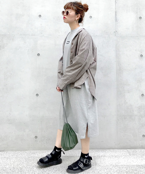 archives(アルシーヴ)の「ボックスロゴ刺繍BIGワンピース(ワンピース・レディース・グレー/チャコールグレー/ブルー・MEDIUM)」の7枚目の写真