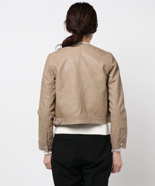 fifth(フィフス)の「ノーカラーフェイクレザージャケット(ライダースジャケット・レディース・ベージュ/ブラック・MEDIUM)」の4枚目の写真