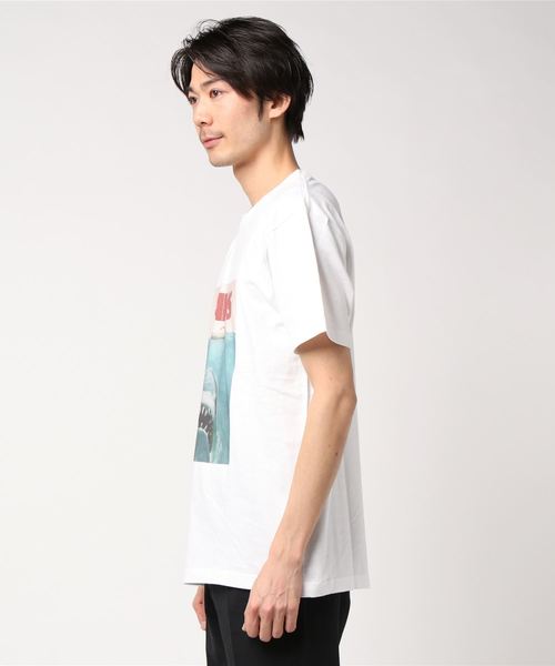 KAGAFURI KAMAKURA(カガフリカマクラ)の「KAGAFURI KAMAKURA(カガフリ カマクラ)JAWSデザインプリント Tシャツ(Tシャツ/カットソー・メンズ・ホワイト/ブラック・S/M/L)」の3枚目の写真