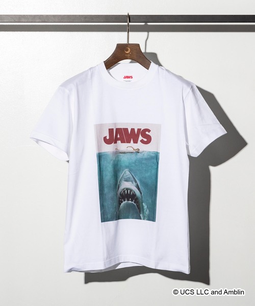 KAGAFURI KAMAKURA(カガフリカマクラ)の「KAGAFURI KAMAKURA(カガフリ カマクラ)JAWSデザインプリント Tシャツ(Tシャツ/カットソー・メンズ・ホワイト/ブラック・S/M/L)」の1枚目の写真