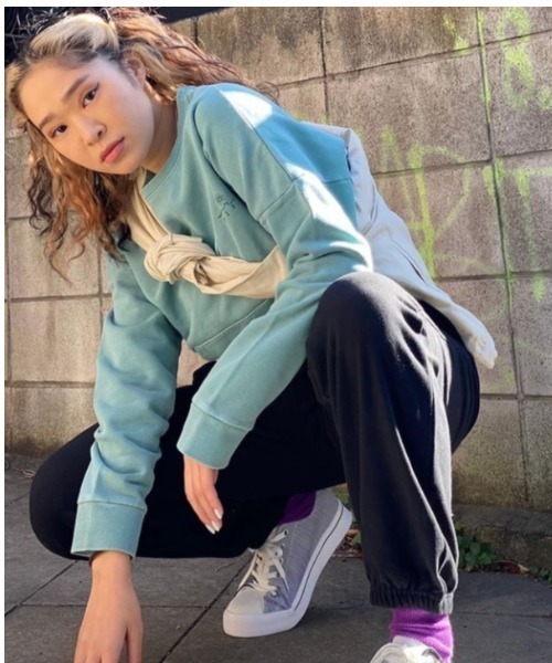 ROXY（ロキシー）の「SUN OVER/ロキシー スウェット トレーナー クロップド ドロップショルダー（スウェット・レディース・ブラウン/ホワイト/グリーン/パープル・SMALL/MEDIUM/LARGE）」の3枚目の写真