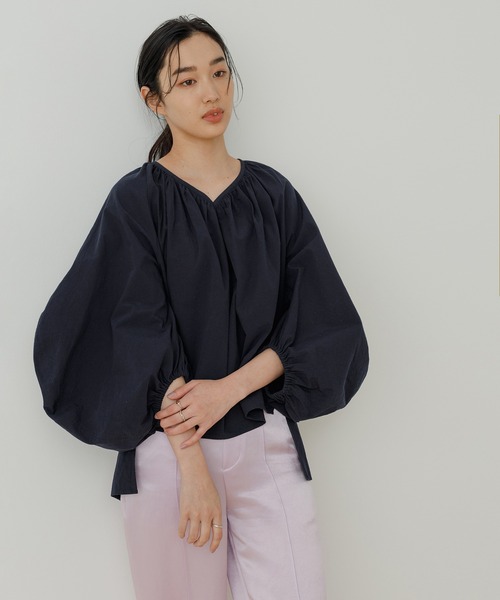 ADAM ET ROPE'(アダムエロペ)の「<洗える>ワッシャーパフスリーブブラウス(シャツ/ブラウス・レディース・オフホワイト/ネイビー/ホワイト・FREE)」の21枚目の写真